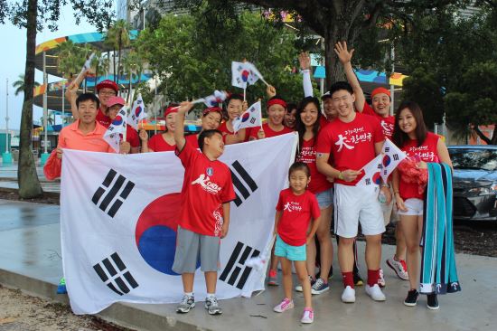 미국 플로리다주 마이애미에 사는 교민들이 한국 축구대표팀을 응원하고 있다.