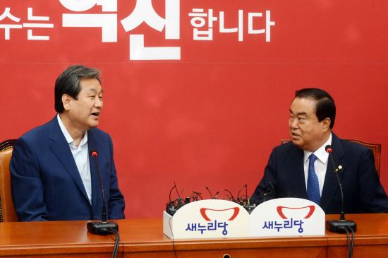 새누리당 김무성 대표와 새정치민주연합 문희상 비상대책위원장이 22일 국회 새누리당 대표실에서 첫 회동을 갖고 밝은 표정으로 대화를 하고 있다. 김태형 기자