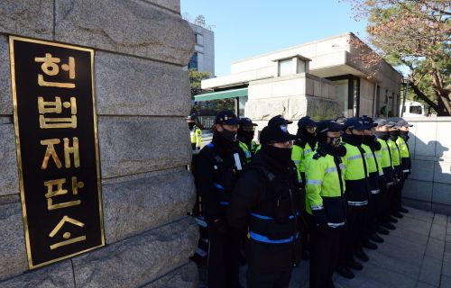 헌법재판소의 통합진보당 정당 해산심판 선고기일을 하루 앞둔 18일 서울 종로구 재동 헌법재판소 앞에 경찰병력들이 경계를 강화하고 있다. 이병주 기자