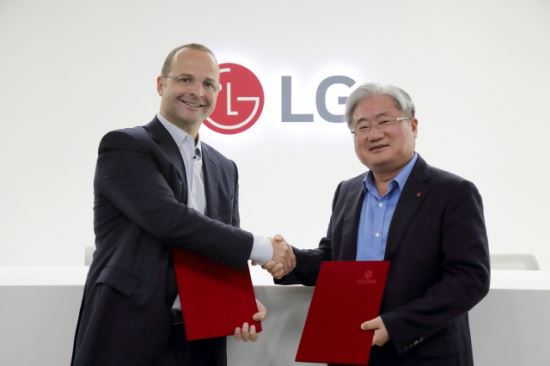 LG CNS는 일본 오이타현 이마이치 33MW급 태양광 발전소 EPC 사업 계약을 맺었다. 소네딕스(Sonnedix)사 CEO 안드레아스 머스터드(왼쪽)과 LG CNS 김대훈 사장이 기념촬영을 하고있다.