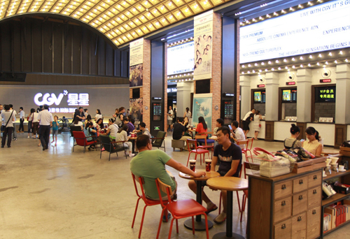 CGV 중국 극장에서 대기 중인 관객들의 모습. CGV베이징 이디강