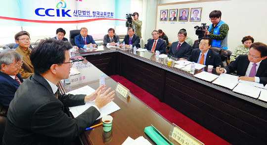 사진=이용주 기획재정부 소득세제과장(왼쪽)이 한국교회연합 회의실에서