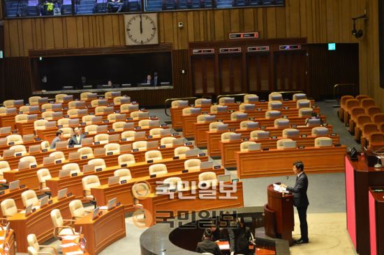 24일 새벽 더불어민주당 김광진 의원이 무제한연설을 하고 있다. 사진=국민일보 이병주 기자