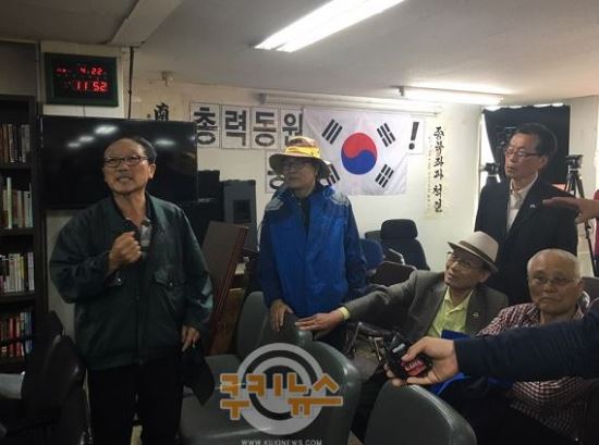 어버이연합 회원 한 명이 기자들을 향해 항의하고 있다.