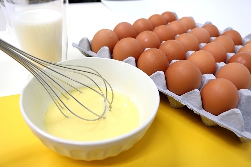 계란으로 헤어팩을 하면 여름철 자외선으로 손상된 모발과 두피를 효과적으로 관리할 수 있다. 계란자조금관리위원회 제공