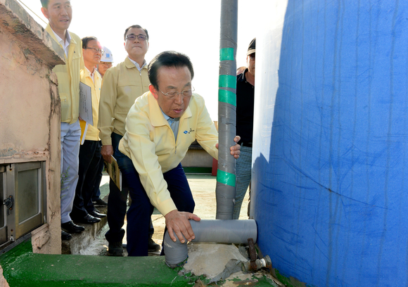 김관용 경북도지사가 13일 경주 성건동 보우아파트를 찾아 피해 상황을 살피고 있다. 경상북도 제공.