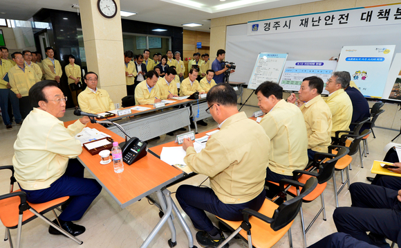 김관용 경북도지사가 13일 경주시청 재난안전대책본부를 찾아 지진피해 상황을 보고 받은 뒤 대응책에 대해 논의 하고 있다. 경상북도 제공.