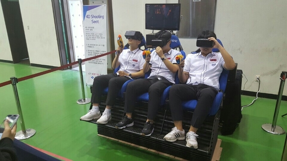 ‘ICT 희망 드림(Dream) 토크콘서트’에 참가한 청소년들이 4D게임을 체험하고 있다. <사진=경상북도>