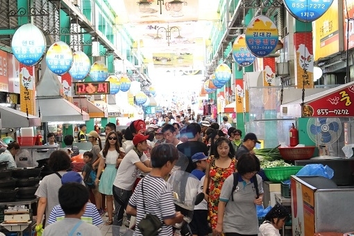 ‘2016 코리아 세일 페스타’에 거점시장으로 선정된 안동구시장 찜닭골목 전경. <사진=경상북도>