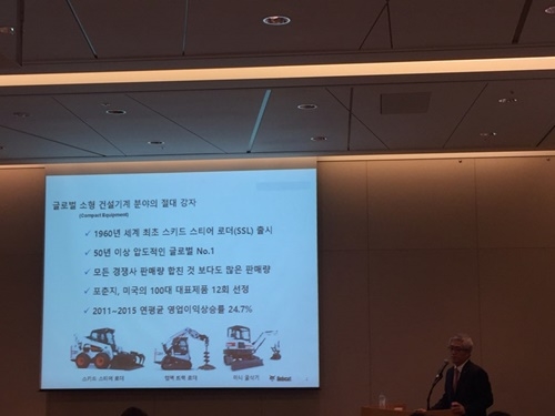 김종선 두산밥캣 전무가 6일 오후 여의도 63빌딩에서 열린 IPO간담회에서 브리핑을 하고 있다.<사진=홍석경 기자>