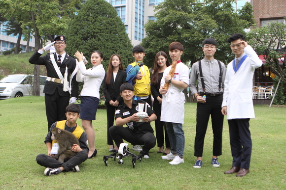 이번 축제에 참여하는 학생들이 성공축제를 다짐하며 기념촬영을 하고 있다. <사진=대경대>