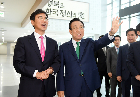김관용 경북도지사(오른쪽)가 안희정 충남도지사에게 경북도 신청사를 안내하고 있다. <사진=경상북도>