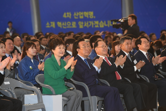 도레이첨단소재 구미4공장 기공식에 참석한 박근혜 대통령과 김관용 경북도지사(박대통령 오른쪽). <사진=경상북도>