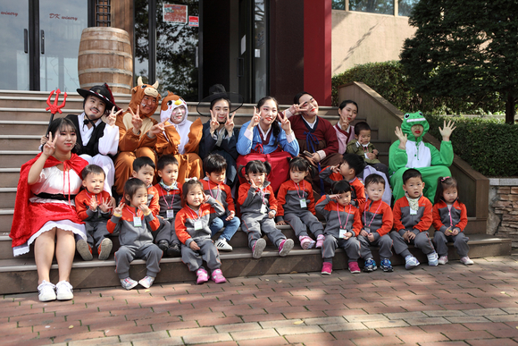 대경대 유아교육과 공연을 관람한 유아들과 학생들이 기념사진을 찍고 있다. <사진=대경대>