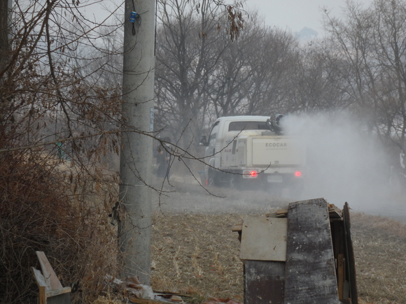 구미 해평 야생철새 도래지 소독 장면. <사진=경상북도>