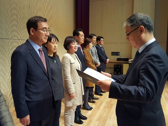 ‘2016년 농촌자원사업 종합평가회’에서 포항시농업기술센터가 ‘6차산업 성과확산 우수기관 경진’부문 최우수상을 수상하고 있다. 경상북도 제공.