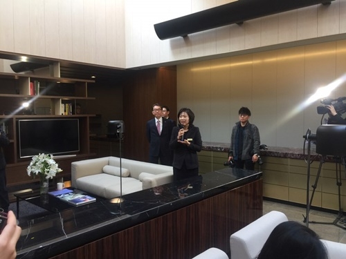 1일 오전 강남 압구정로 씨티은행 청담센터 5층 VIP라운지에서 지점 관계자가 설명을 하고 있다.<사진=홍석경 기자>