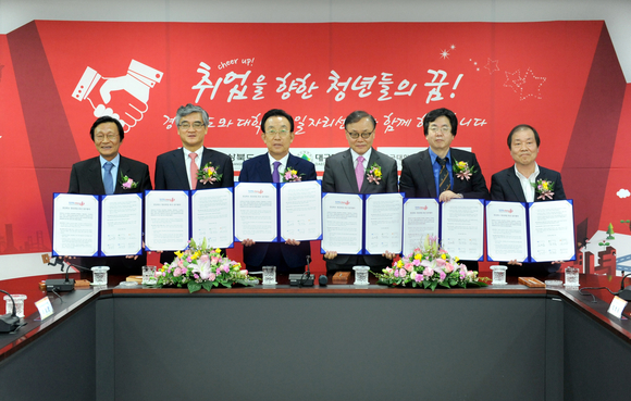 지난 3월 열린 대학창조일자리센터 업무협약식. 경상북도 제공.