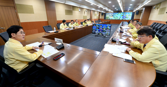 AI 경보 ‘심각’ 단계 격상 관련 긴급 영상회의 장면. 경상북도 제공.