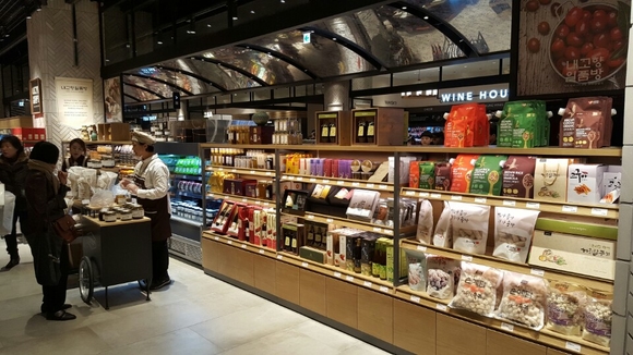 신세계백화점 대구점에 문을 연 경북 6차산업 안테나숍. 경상북도 제공.