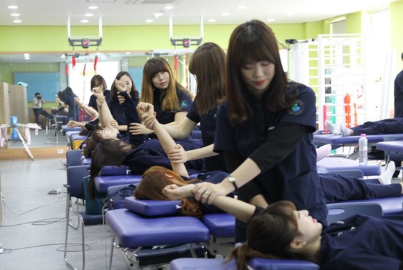 호산대 물리치료과 학생들이 실습을 하고 있다. 호산대 제공.