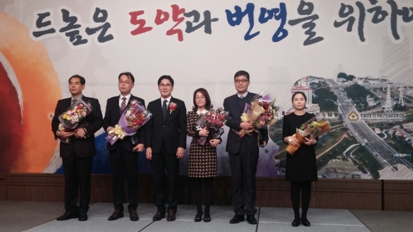 김장주 행정부지사(왼쪽 세 번째)가 건설인상 수상자들과 기념촬영을 하고 있다. 경상북도 제공.