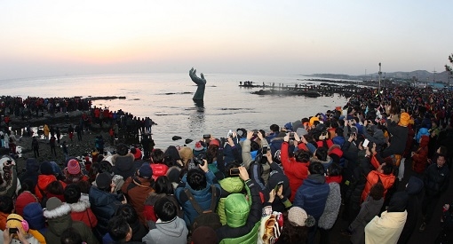 경북도가 AI차단을 위해 연말연시 행사를 취소한다. 사진은 새해 일출을 보기 위해 ‘호미곶 한민족 해맞이 축전’에 몰린 인파. 경상북도 제공.