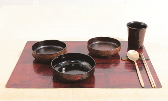 ‘지천옻칠아트센터’에 전시된 작품. 상주시 제공.