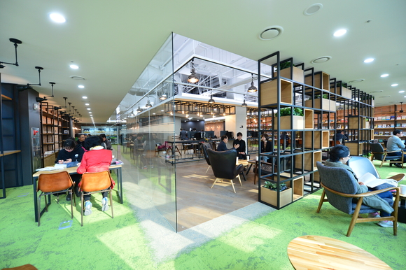 신청사에 조성된 북카페. 경상북도 제공.