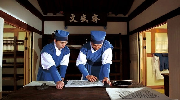 도감소 각수들의 인출작업 모습.