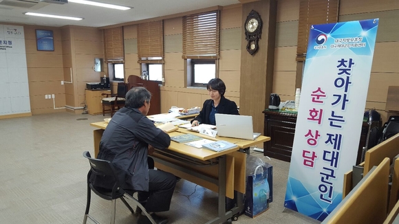 대구제대군인지원센터 관계자가 10일 경북북부보훈지청에서 제대군인을 상대로 면접노하우 등을 설명하고 있다. 대구제대군인지원센터 제공.