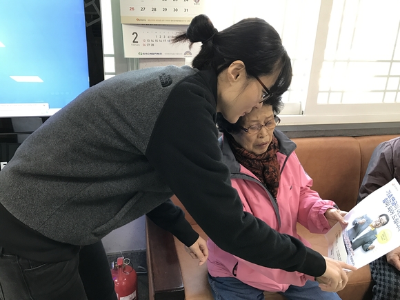 기초연금 수급 신청 안내 모습. 경상북도 제공.