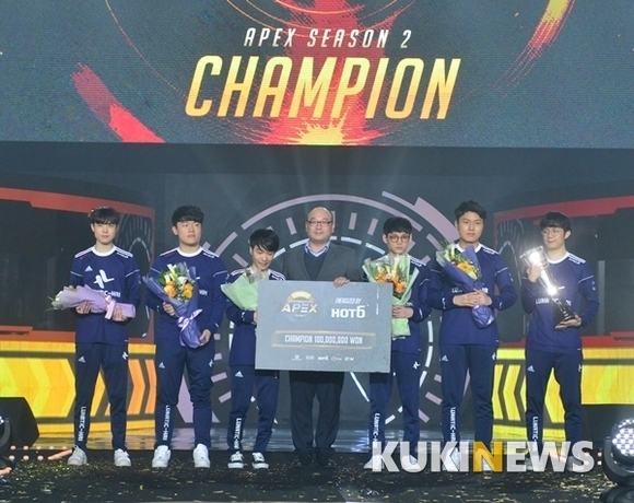 APEX 시즌2 우승팀 루나틱 하이가 세레머니를 펼치고 있다.