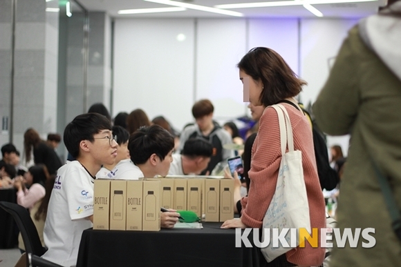 X6게이밍이 8강 진출을 확정지은 후 팬미팅을 갖고 있다.
