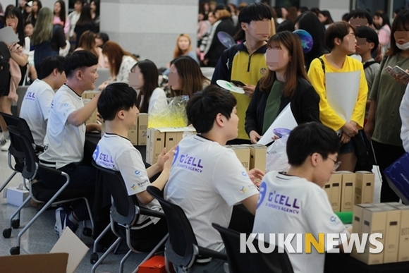 X6게이밍이 8강 진출을 확정지은 후 팬미팅을 갖고 있다.