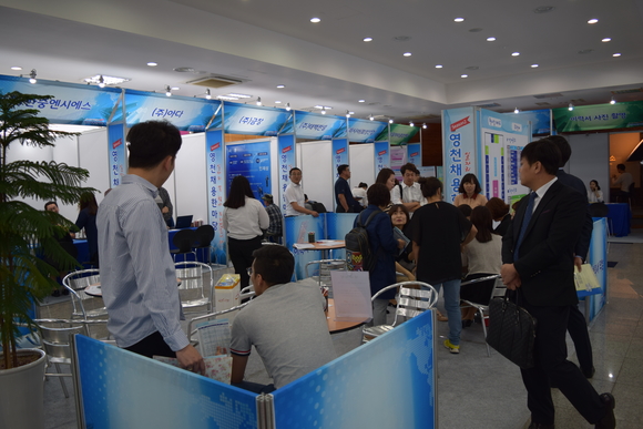 ‘1사-1청년 더 채용’ 릴레이 운동의 하나로 열린 ‘영천 채용 한마당’ 행사. 경상북도 제공.