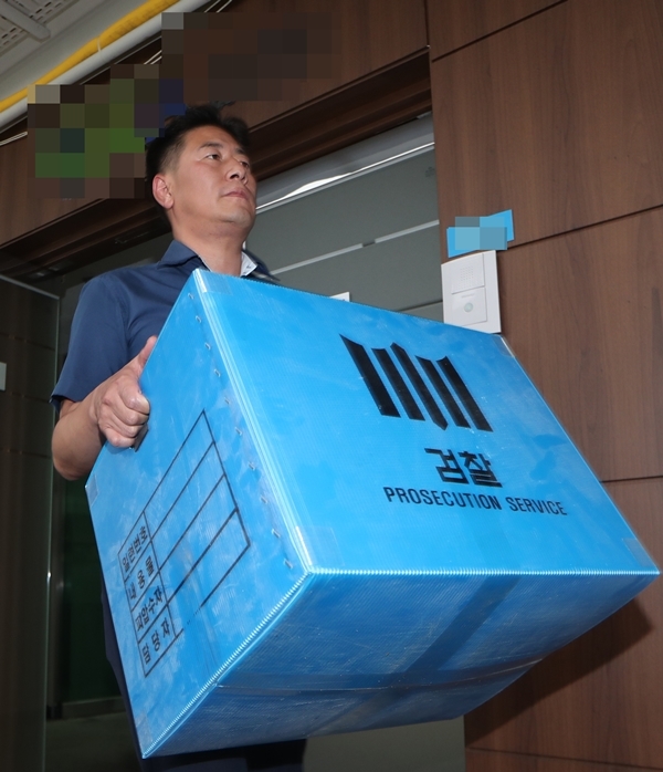 한국항공우주산업(KAI)의 원가 부풀리기와 하성용 대표의 횡령 의혹을 수사 중인 검찰이 18일 오후 경기 성남시 중원구에 있는 KAI 협력업체 T사를 압수수색, 압수품을 가져나오고 있다. 연합뉴스