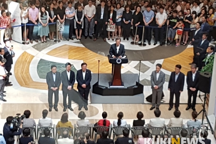 지난 9일 문재인 대통령이 건강보험 보장성강화정책에 대해 발표하고 있다.