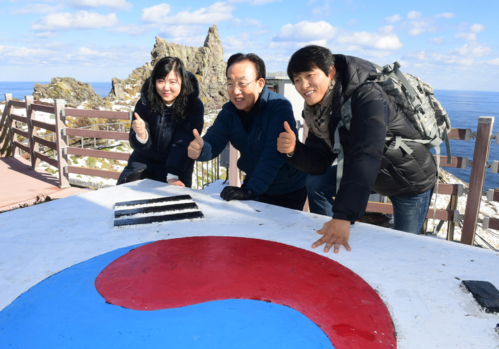 지난 1월 국민대표와 함께 독도를 전격 방문한 김관용 도지사. 경상북도 제공.