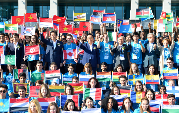 지난달 외국인 유학생 독도 대토론회 참가자들이 도청에서 기념촬영을 하고 있다. 경상북도 제공.