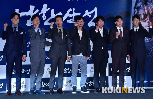배우 이병헌과 김윤석, 박해일, 고수, 박희순, 조우진, 황동혁 감독이 지난달 25일 서울 CGV용산점에서 열린 영화 '남한산성'(감독 황동혁) 언론시사회에서 포즈를 취하고 있다. 사진=박태현 기자
