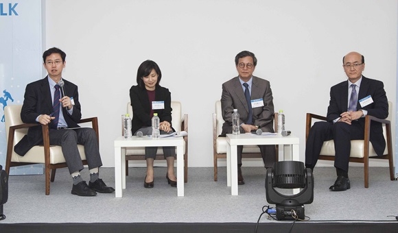 (왼쪽부터) 이윤환 아주대학교의료원 노인보건연구센터 센터장, 장숙랑 중앙대학교 적십자간호대학 교수, 윤종률 한림대학교 의과대학 가정의학과 교수, 한국헬프에이지 조현세 회장, 사진=한국화이자제약
