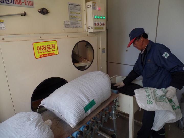 강화군 농기계은행이 운영하고 있는 콩 선별 정선기