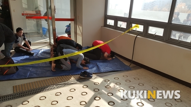 인도네시아 축구 팬들이 경기 전 경기장 내부에서 세레머니를 하고 있다.