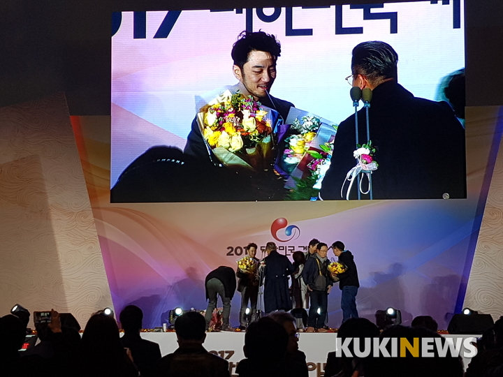 15일 '2017 대한민국 게임대상' 시상식에서 김창한 펍지주식회사 대표가 최우수상 수상 꽃다발을 받고 있다.