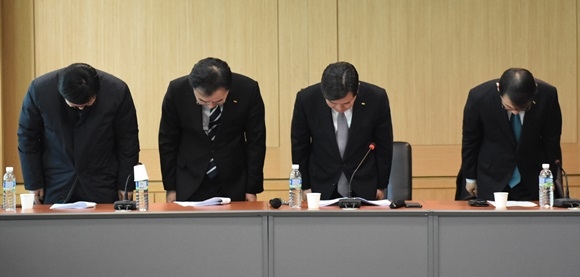 사진설명= 항소 포기선언 후 인사하는 30대 집행부 선출직 회장단, 사진= 치과의사협회