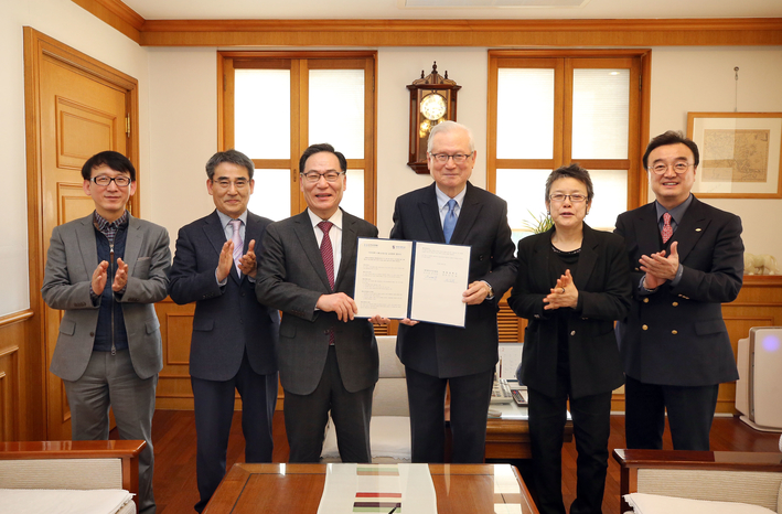 계명대가 (재)한국이민재단과 이민다문화관련 전문가 양성을 위한 업무협약을 체결한 뒤 기념촬영을 하고 있다. 계명대 제공.