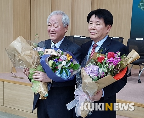 사진= 이행명(좌) 전임 이사장과 이정희 신임 이사장