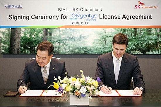 사진설명= SK케미칼 전광현 Phrama사업 대표(좌)와 BIAL의 CEO 안토니오 포르텔라, 제공=SK케미칼