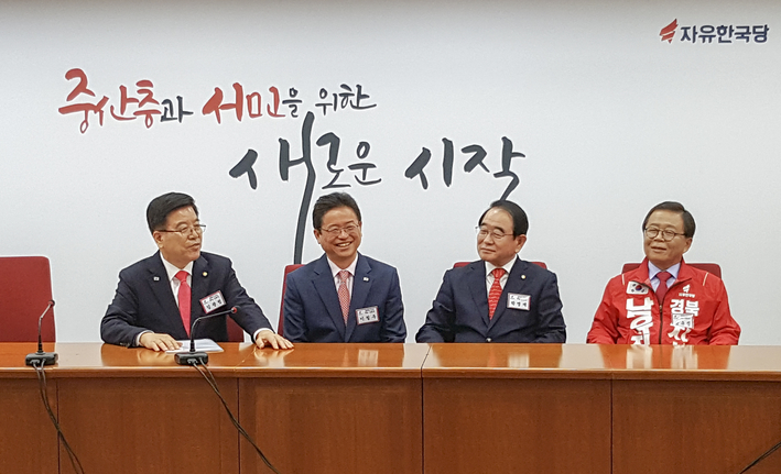 14일 서울 영등포구 여의도 자유한국당에서 진행된 제7회 지방선거 광역단체장 후보자 면접에서 나란히 앉아있는 경북도지사 예비후보자들. 왼쪽부터 김광림, 이철우, 박명재, 남유진 예비후보.